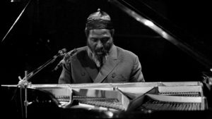 monk-concentrado-al-piano