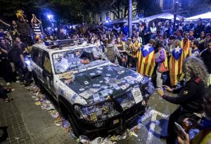 GRA005. BARCELONA, 21/09/2017.- Aspecto de uno de los coches de la Guardia Civil que realizaban un registro con motivo del 1-O en la sede de la consellería de Economía de la Generalitat. Los tres coches de la Guardia Civil que habían quedado a las puertas de la conselleria han quedado destrozados, con las ruedas pinchadas, cristales rotos, pintadas y abollados, e incluso han sido desvalijados porque les han quitado las armas que había dentro, según fuentes policiales cercanas al instituto armado, que han confirmado posteriormente que gracias a la mediación de un político les han sido devueltas. EFE/Quique García
