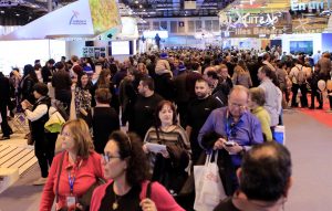 GRAF3643. MADRID, 20/01/2018.- Cientos de personas visitan hoy la Feria Internacional de Turismo de Madrid (Fitur), que ha abierto sus puertas al público después de tres jornadas profesionales con un marcado acento tecnológico. EFE/VÍCTOR LERENA