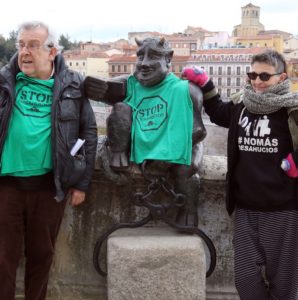 segovia 25/01/19 Miembros de la plataforma stop deshaucios colocan una camiseta al diablillo de segovia